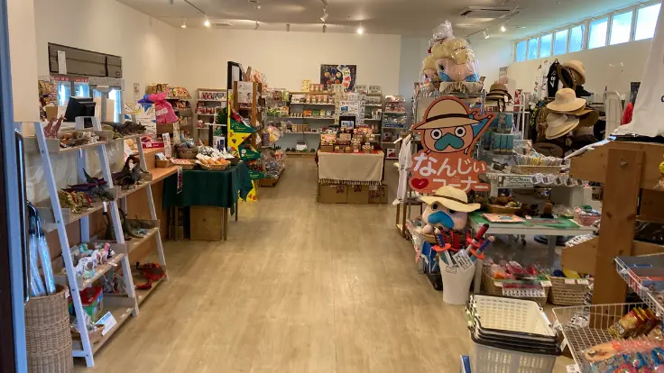 ユインチホテル南城の館内売店。地元のお菓子や調味料、入浴剤などのお土産が並んでいます