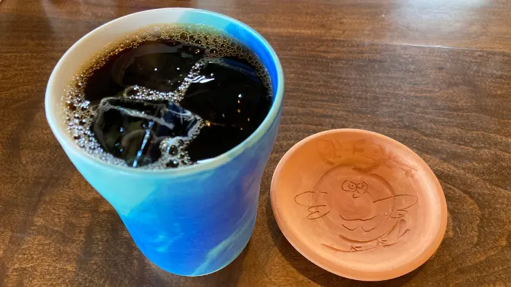 モーニングセットのタマゴサンドとコーヒー、かわいいコースター付き