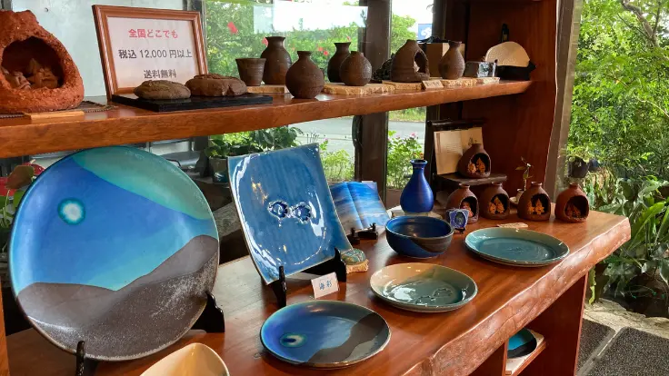 鮮やかな青が印象的な陶芸家・玉田さんの手づくり器