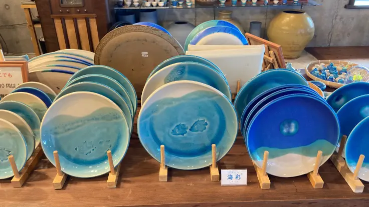 しっとりと手に馴染む質感と深みのある青が美しい陶器の器