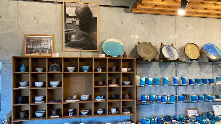 玉田さんが手がけた、青が美しい手づくり陶器の器