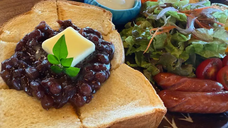 あんことバターがたっぷりのった厚切りトースト、朝の定番メニュー