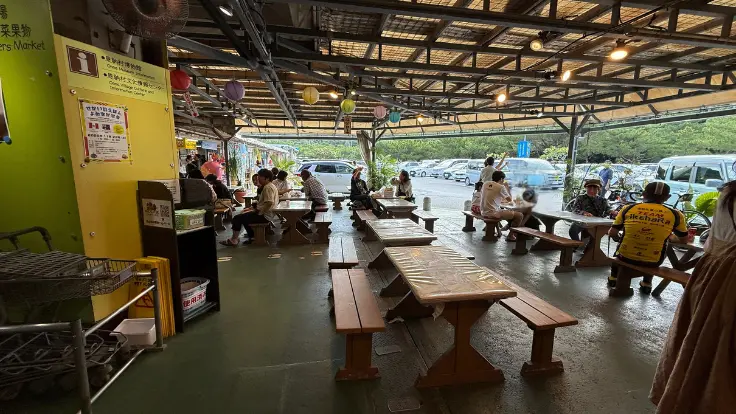 おんなの駅 なかゆくい市場のフードスペース。購入したグルメをその場で座って食べられるテーブルとベンチが並ぶ。