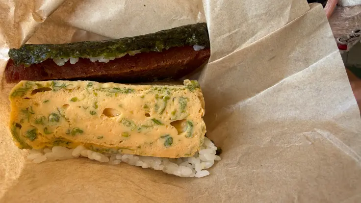 おんなの駅のローカルグルメ『ポークたまご（ポータマ）』。ふわふわ卵とスパムのボリュームで子どもにも人気。