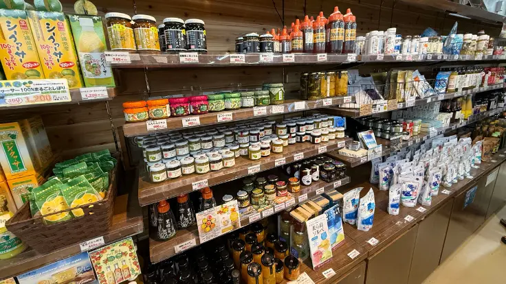 トロピカルフルーツのジャム（シークヮーサーやマンゴーなど）。朝食のパンやヨーグルトと好相性。