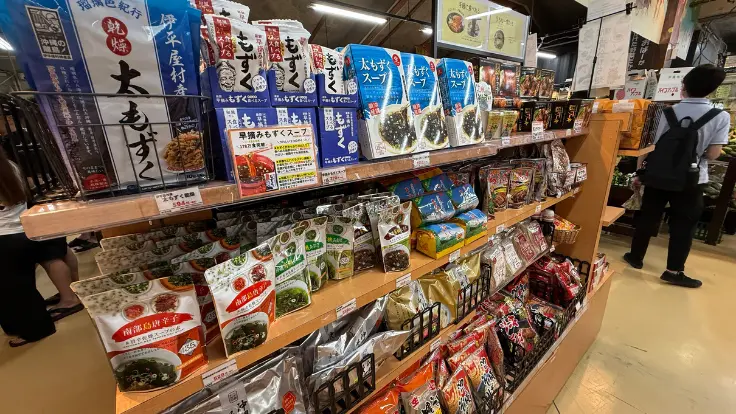 恩納もずくを使ったインスタントスープ。軽量で持ち帰りやすい沖縄みやげの定番。