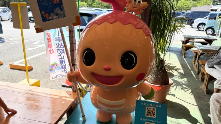 恩納村のマスコットキャラクター『サンナちゃん』。サンゴの村宣言を象徴する存在として、おんなの駅入口で来場者を出迎える。