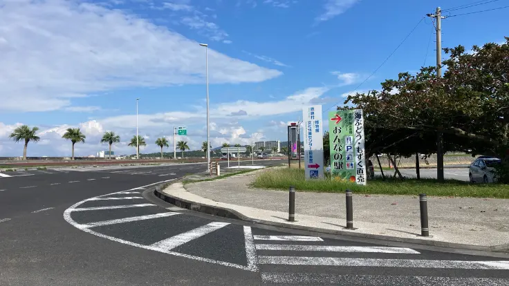 恩納村・国道58号線から海を望みながら、おんなの駅へ向かう道の風景。