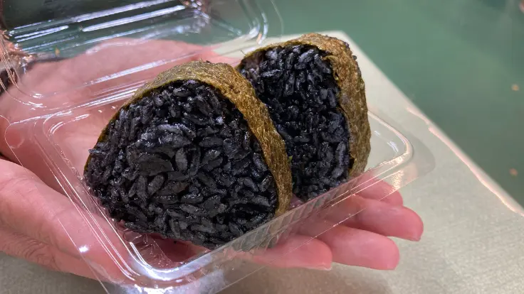 おんなの駅の人気店『A・DA・N』のイカスミジューシー。イカの旨みと黒い出汁がしみた沖縄の炊き込みご飯。