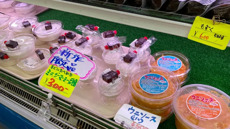 ジーマーミー豆腐にウニソースを合わせた一皿。濃厚ソースが豆腐の甘みを引き立てる。