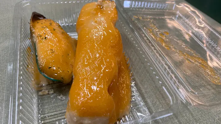 ムール貝と海鮮かまぼこに濃厚なウニソースをかけた惣菜。