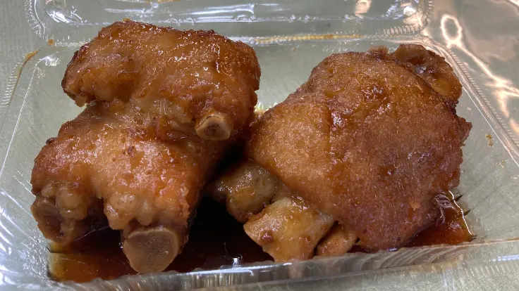 おんなの駅の人気屋台・豚三郎の『てびち唐揚げ』。外はカリッと、中はぷるぷるのコラーゲン食感。