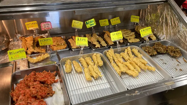 沖縄てんぷらの盛り合わせ。白身魚、もずく、いかなど種類が豊富。