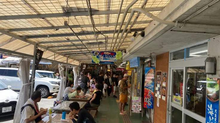 雨でも心配ない屋外スペースは屋根エリア