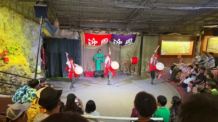 琉球村のきじむなー劇場で披露されるエイサー演舞。冷房の効いた室内で快適に鑑賞できる。