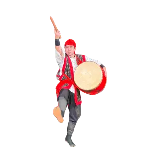琉球村で披露されるエイサー演舞。太鼓を鳴らしながら踊る出演者たちの迫力あるシーン