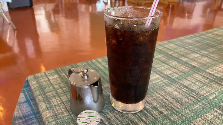 シーサイドドライブインのアイスコーヒー。海を眺めながら、気取らずのんびりと過ごせる朝のひととき。