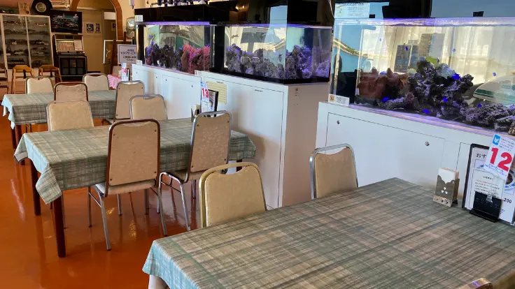シーサイドドライブインの店内。広々とした空間にレトロな雰囲気が漂う落ち着いた空間。
