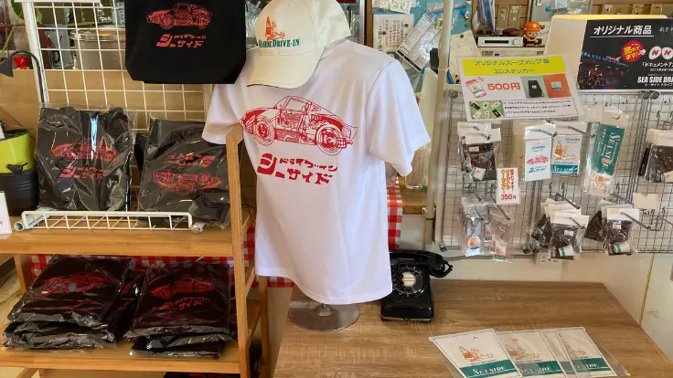 シーサイドドライブイン限定のグッズ。可愛いロゴ入りアイテムが人気。