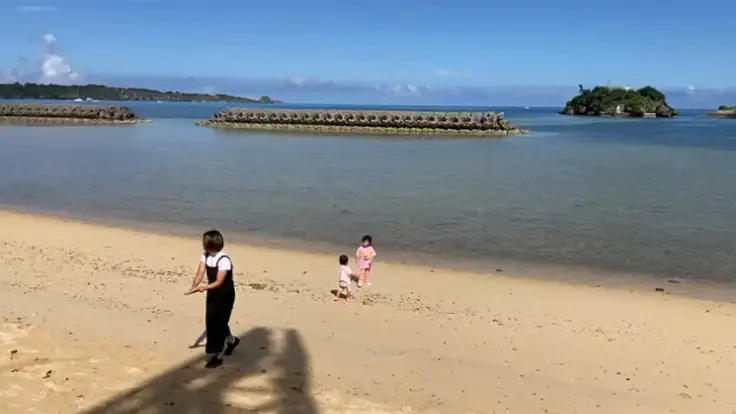 シーサイドドライブイン裏のビーチ。夏場でもモーニングの時間帯は涼しく、家族でカニやヤドカリ探しを楽しめる。