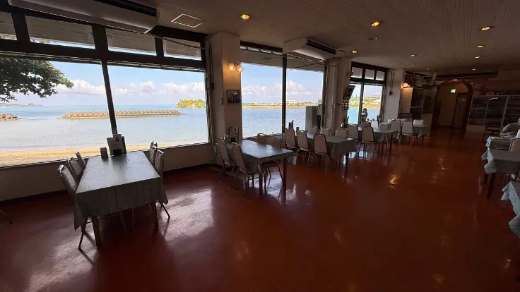海を眺める窓辺の席が人気のシーサイドドライブイン店内。広々とした空間にレトロな雰囲気が漂う。