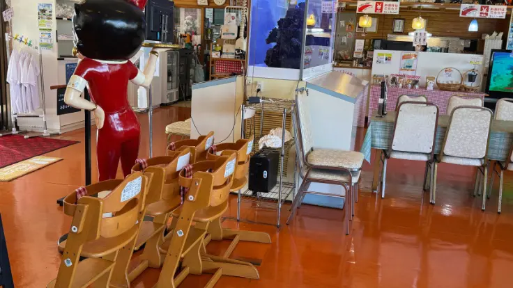 シーサイドドライブインの店内には子供用チェアもあり、家族連れでも安心して食事を楽しめる。
