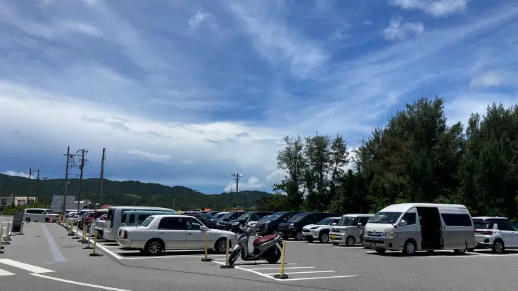 万座毛管理棟の目の前にある駐車場