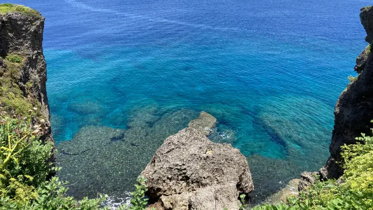 コントラストが綺麗な万座毛からの海の景観
