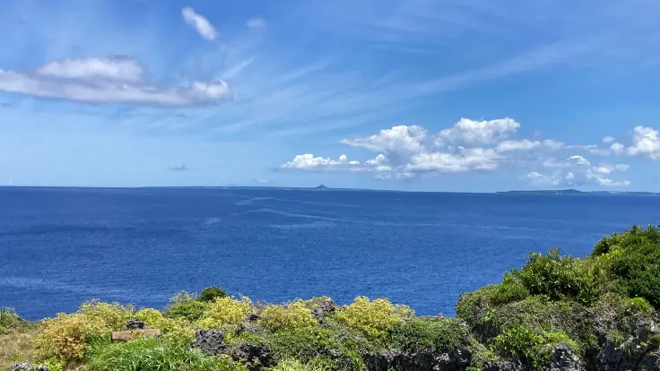 断崖絶壁に囲まれた万座毛から見る海の景色