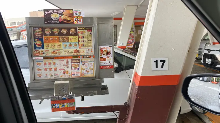 車に乗ったままインターホンで注文できる、A&W牧港本店ならではのドライブインスタイル。