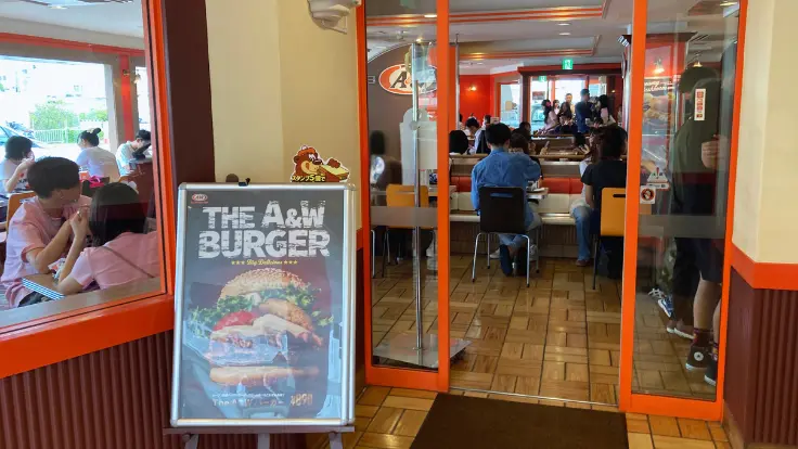 オレンジ色で可愛く広々とした店内。