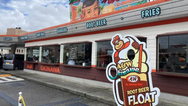 A&W牧港本店の屋外にあるフォトスポット。レトロな看板や外観を背景に写真を撮る人が多い人気の撮影スポット。