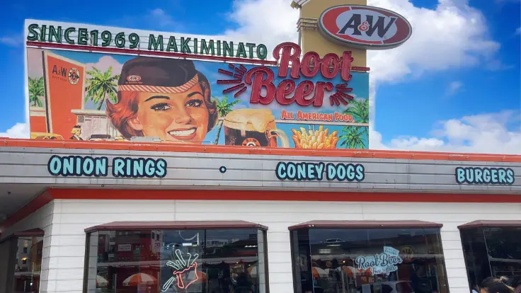 A&Wのアメリカンな看板前での写真は、SNSでも大人気。誌面でも紹介され若い子に大人気。