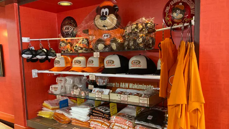 お土産コーナーでは、オリオンTシャツからA&WのTシャツに着替えて楽しむ観光客の姿も。