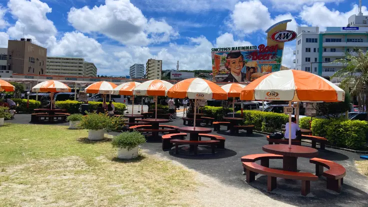 夏は店内で涼みながら、秋冬は心地よい風が通るテラス席がおすすめのA&W牧港本店。