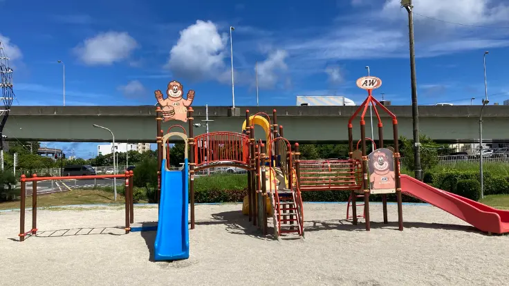 A&W牧港本店にある子ども向け遊具スペース。すべり台やアスレチックがあり、短時間でも楽しく遊べる。