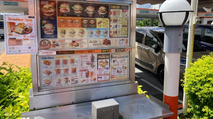 A&W牧港本店の水遊びスペース側から見える屋外カウンター。遊びながらその場でオーダーもできる。