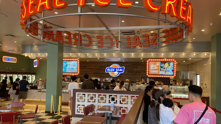 ブルーシール牧港本店の1階フロア。アイスクリームのショーケースやカウンターが並び、開放的でポップな雰囲気。
