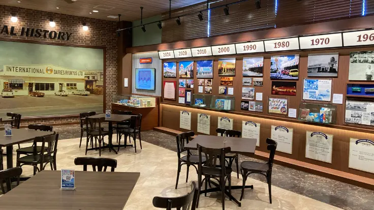ブルーシール牧港本店の2階にある広々とした休憩スペース。壁にはブルーシールの歴史が写真で紹介されている。