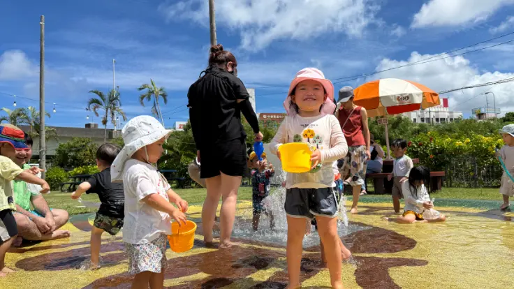 A&W牧港本店にある幼児向けの水遊びスペース。浅い水場と噴水があり、短時間でも遊びやすい。