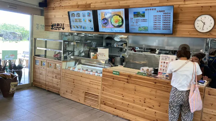 ビオスの丘のおもろ茶屋の注文カウンター。ソーキそば、タコライス、夏限定の冷やし中華風そばなど、豊富なメニューが並ぶ。