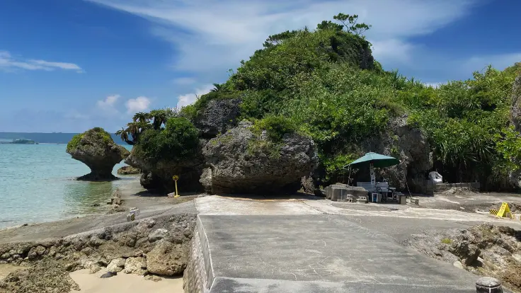 浜比嘉島の東側に浮かぶアマンジと呼ばれる小島。海の上に伸びる道の先に、琉球の祖神アマミチューを祀る墓がある。
