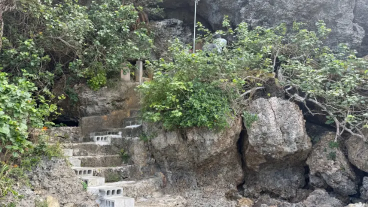 アマミチューの墓へと続く小さな階段。岩場に沿って石段がのび、祈りの場へ静かに上っていく。