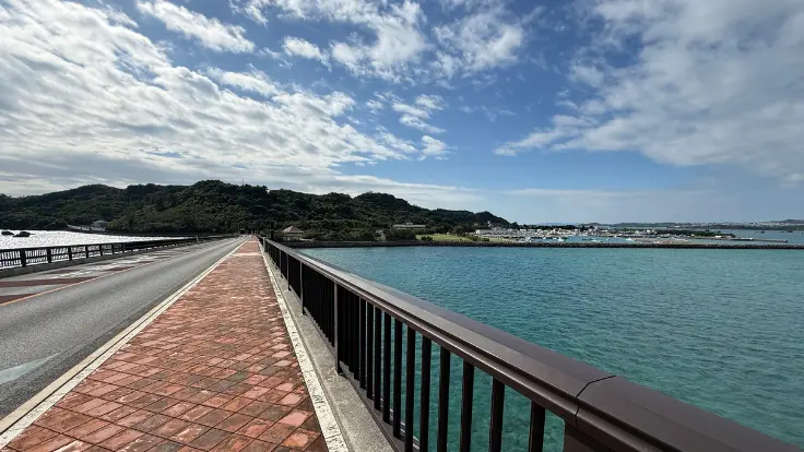 浜比嘉大橋から望む浜比嘉島。青い海の上に集落と緑が広がり、静かな島の雰囲気が一望できる。