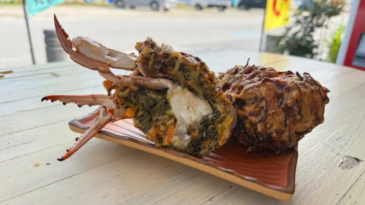 浜比嘉島の丸吉食品で提供される人気のカニてんぷら定食。揚げたてのカニの旨味が広がり、沖縄らしい素朴な定食スタイルで楽しめる。