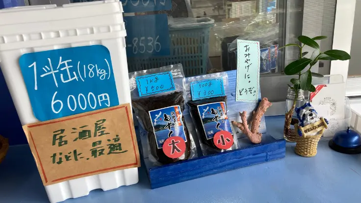 浜比嘉ビーチ前にあるもずく屋さん。全国発送も行っている浜比嘉産のご当地もずくが並んでいる。