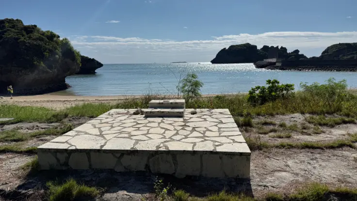 浜比嘉島の海辺に点在する拝み所。青い海を前に、石造りの祈りの場所がいくつも並び、島の人々の信仰の深さを感じさせる。