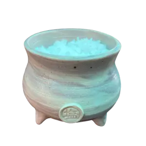 浜比嘉島の塩作り体験で仕上げた塩の小瓶と塩むすび。白い結晶とおにぎりが並び、素材のうま味を感じさせる素朴な雰囲気。