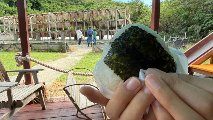 高江洲製塩所の売店で提供される名物の塩むすび。島塩のやさしい味が引き立つ、できたてのおにぎり。