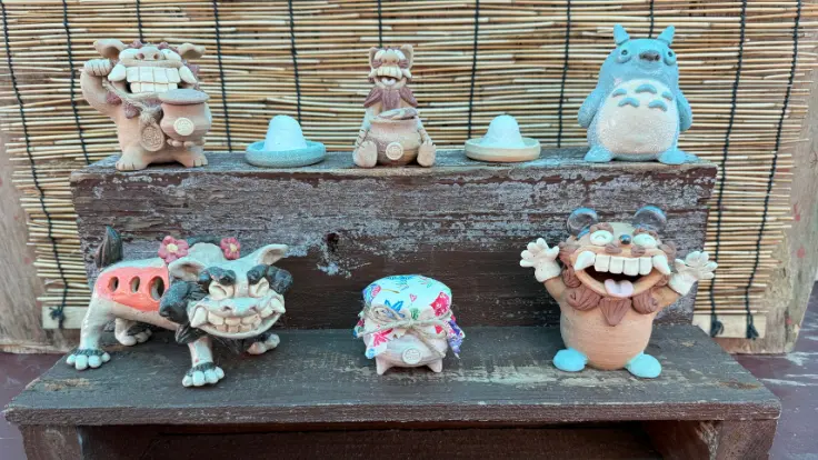 高江洲製塩所で、スタッフが写真を撮ってくれるサービスつきの塩づくり体験。子どもでも飽きずに楽しめる、やさしい雰囲気の体験風景。